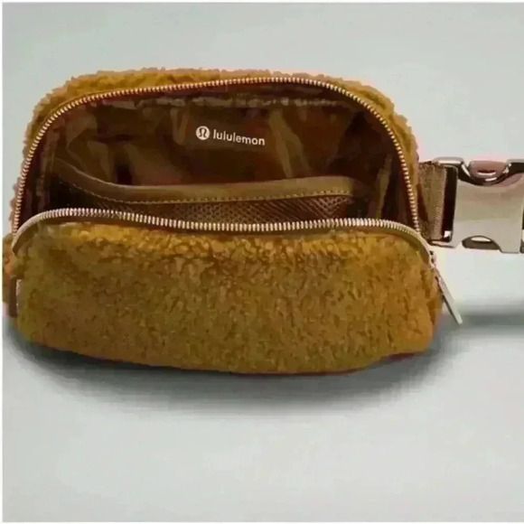 Lululemon Everywhere Fleece Belt Bag
2022 Burnt Caramel New With Tags! - Picture 5 of 5